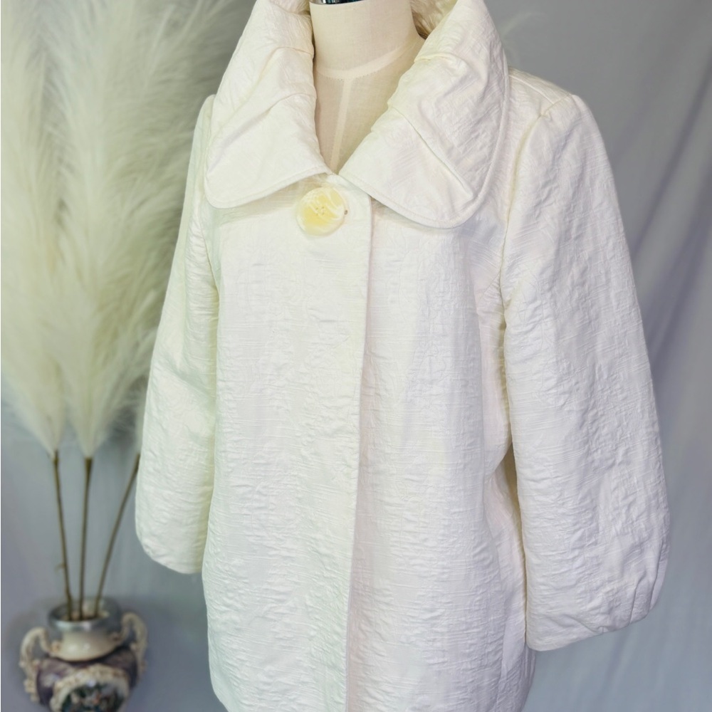 Tesori Off-White Textured‎ Cream Coat with Exaggerated Collar
